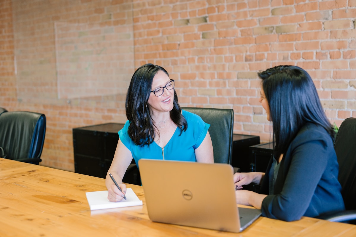 Empresária conversando com uma cliente em sua loja